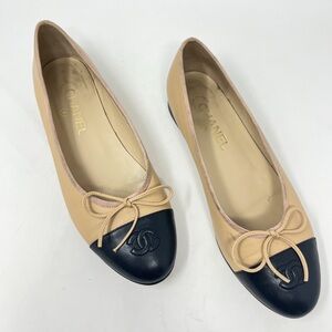 Chanel CC Cap Toe Ballet Flat Two Tone Iconic Beige Black Leather size 40 EU